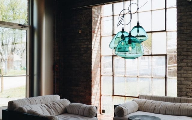 Hạn chế ánh sáng khiến căn phòng trở lên chật hẹp 