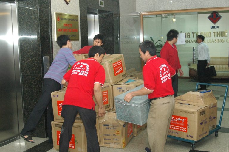 Nhan viên dịch vụ chuyển nhà Hà Nội đến Hà Giang thực hiện nhiệm vụ 