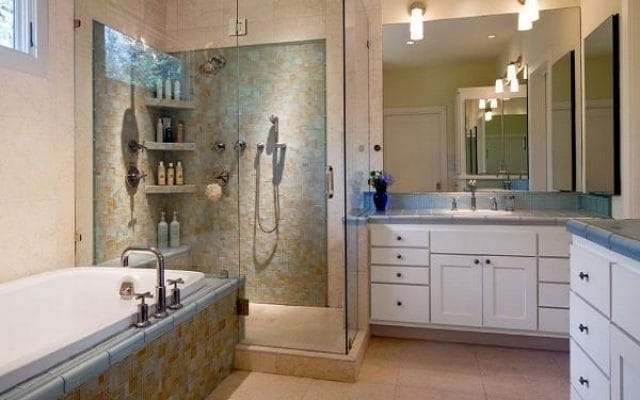 Không gian phòng tắm rộng rãi với cách bài trí hợp lý