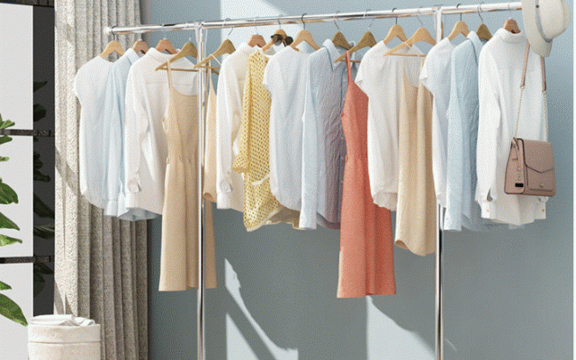 Treo quần áo cạnh cửa sổ giúp xử lý quần áo mùa mưa tránh ẩm mốc