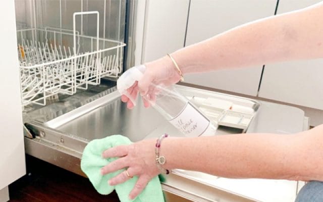 Vệ sinh máy rửa bát kỹ tránh phát sinh khuẩn tiềm ẩn 