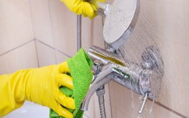 Vệ sinh vòi hoa sen sạch sẽ 