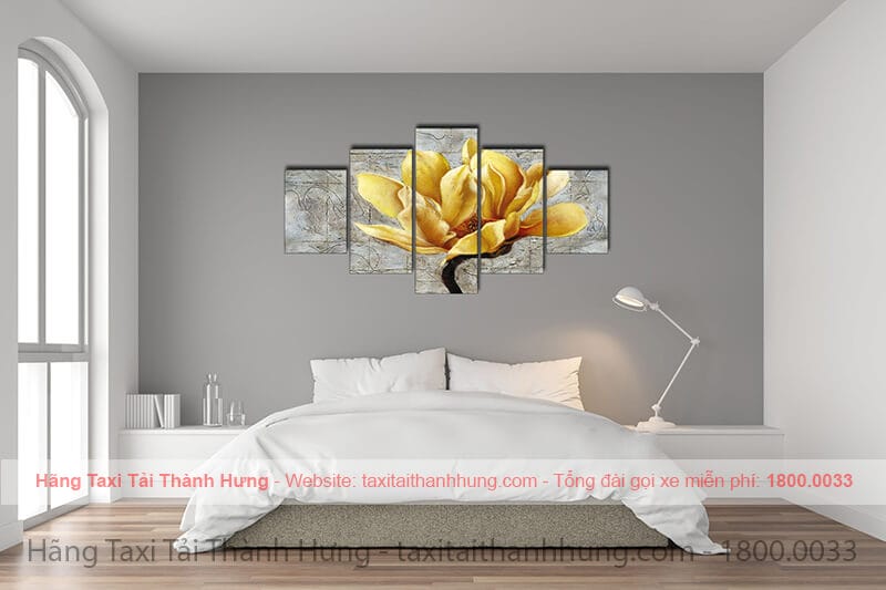 Tranh treo phòng ngủ cho người mệnh kim: hoa lá